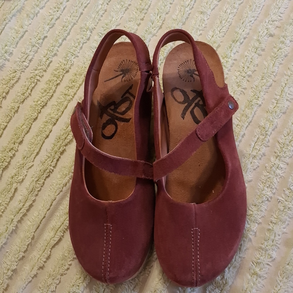 OTBT, (off the beated track), sz 7.5, suede, sling back wedge in Sienna.